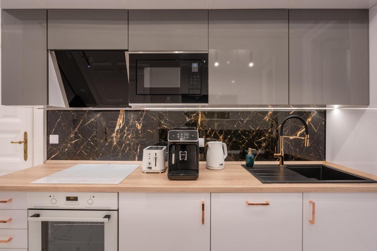 Premium Art Deco Apartment At Broadway // 4Bdr & 3Br Budapest Exteriör bild