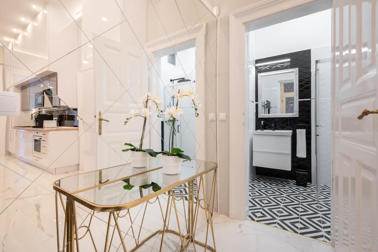 Premium Art Deco Apartment At Broadway // 4Bdr & 3Br Budapest Exteriör bild