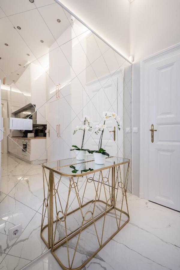 Premium Art Deco Apartment At Broadway // 4Bdr & 3Br Budapest Exteriör bild