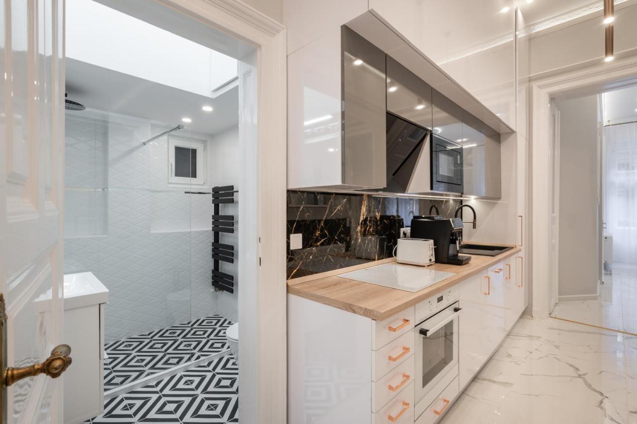Premium Art Deco Apartment At Broadway // 4Bdr & 3Br Budapest Exteriör bild